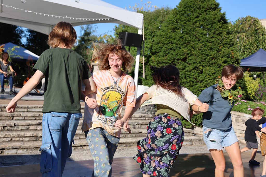 4 UW Students dance holding arms