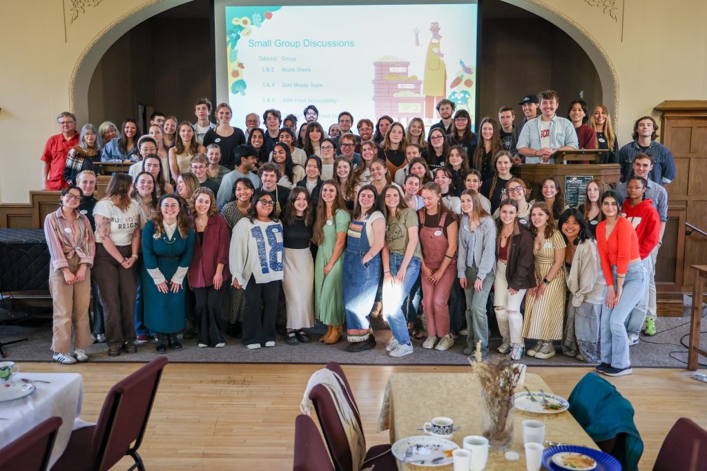 Four rows of students standing for a photo together at the sustainability roundtable dinner.